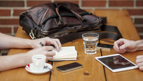 ZWEI KULTUREN, ZWEI SPRACHEN – EINE VERBINDUNG.